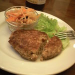 Vegan Peace Hearts Cafe - ベジーバーグです。どっからみてもハンバーグ。普段お店屋さんでお肉のハンバーグを見ながら食べられないでいる息子は大喜び。