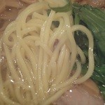 麺たつ - 麺アップ。スープが引き立つ麺であります。