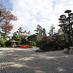 新みなと - 個室から見える中庭はとても風情があります