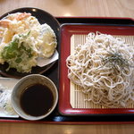 讃岐うどん 手打ちそば めん処 にしむら庵 - 天ぷら・ざるそば　1050円