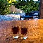 アコルドゥ - 中庭の見えるお部屋で頂く柿の葉とレモングラスのお茶