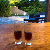 アコルドゥ - 中庭の見えるお部屋で頂く柿の葉とレモングラスのお茶