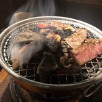 炭火焼肉ぶち - 焼いてるとこ