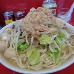 ラーメン二郎 - スープ表面には脂の皮膜