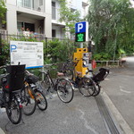 ラーメン二郎 - 高架下駐輪場です