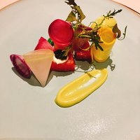 レザン ドール - 旬のお野菜をスライスしてカールさせたサラダのようなアミューズ。
                    もしかしたら二皿目かも・・・間違っていたらごめんなさい。
                    カラフルで綺麗♪