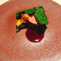 レザン ドール - 肉料理。
                    九州産の和牛のロースト。ジューシーで美味しかったです。
                    付け合わせの葉物野菜もカリカリな食感で楽しい♪