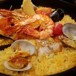鉄鍋ビストロ＆ワイン デリカージュ - 南部鉄器で作られた魚介の炊き込みご飯パエリア風