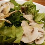 鉄鍋ビストロ＆ワイン デリカージュ - レタスとたっぷりのマッシュルームです