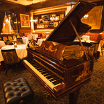 AKARENGA STEAK HOUSE - STEINWAYは、ピアニストが思いのままの音を実現できる唯一のピアノと言われています。