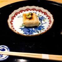 しらに田 - スペシャリティの焼き胡麻豆腐。コースの最初に。
                    ほんのり醤油の香りとわさび、
                    豆腐のクリーミーな味わいが絶妙にマッチしています。