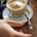 110111464 - 娘の頼んだ カフェ・ラッテ（Caffè Latte）は、カップッチーノ (Cappuccino) と違う。