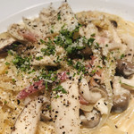 Trattoria AQUA - きのことベーコンのクリームスパゲティ  どアップ