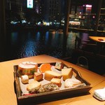 L'eau Blanche - 食後はオプションで好きなチーズを選んで頂けます。
                        川面に映る夜景が綺麗でうっとり・・・(^_^)
                        