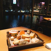 L'eau Blanche - 食後はオプションで好きなチーズを選んで頂けます。
                    川面に映る夜景が綺麗でうっとり・・・(^_^)
                    