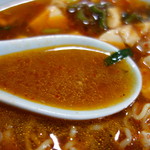 龍苑 - ピリ辛のスープ