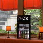 Toukyo raisu - 店内。コカコーラとある卓上の冷蔵庫が良いです。