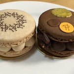 ピエール・エルメ・パリ - 左からマカロン ヤサミン、マカロン アンフィニマン ショコラ ベリーズ
