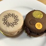 ピエール・エルメ・パリ - 左からマカロン ヤサミン、マカロン アンフィニマン ショコラ ベリーズ