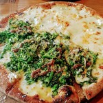 ドンブラボー - 葉の花とアンチョビのビアンコ、４種チーズのクアトロフォルマッジのハーフ＆ハーフです