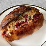 Pane Ho Maretta - 鶏肉のコンフィ×きいちごフロマージュ バルサミコソース ¥330+税