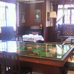 カフェ アールデコ - こちらはミルクホールの部屋、中央にビリヤードが・・・