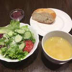 ランプビストロ ソラ - サラダ、パン、スープ