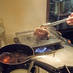 ラ プランシュ - 凄腕店主が肉を焼いているところ