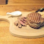 ラ プランシュ - アンガスプライムステーキヒレ肉と付け合せの牛肉