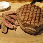 ラ プランシュ - アンガスプライムステーキヒレ肉と付け合せの牛肉