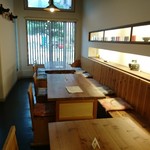 Kakudai - テーブルは 3つ     「お好きな場所に どうぞ お座りください」       うれしい 
      