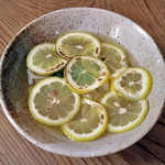 手打ちうどん ぶれーど・う - 焦がしレモン冷やかけうどん