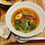 dashi+ - 和出汁、ビタミン野菜、中華麺　前景