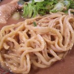 無鉄砲 東京中野店 - 赤いスープが絡みつく麺