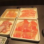 ゆず庵 - 先ずはシャブシャブの豚肉や鶏肉を注文。