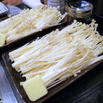まるちゃん - えのきバター（３００円）　※写真は２人前