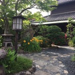 うどん本陣 山田家 - さり気なく眺められるお庭
      そのさり気なさは 手入れの施しが行き届いているから