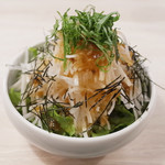 トンテキ食堂8 - 大根サラダ 和風ニンニク醤油ドレッシング(450円)