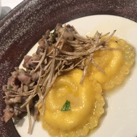 クリマ ディ トスカーナ - 鶉のラグーと鶉卵のラヴィオリ、サマートリュフかけ。粗挽き鶉のコクと塩味に悶絶。赤を呼ぶぅ〜