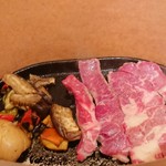 いしがまやハンバーグ - 米国農務省8等級格付け最高ランクの『プライム』。アメリカンビーフ全体の日本には僅か２%しか入らない稀少肉だそうな。ハンバーグの時と違い肉汁が跳ねないように、紙で囲いをしてきます。