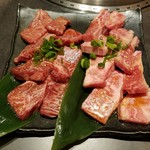 焼肉レストラン平城 - 左：和牛カルビ￥850 右：和牛ロース￥950