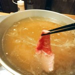 とちぎ家 - とちぎ和牛ロース しゃぶしゃぶセットのとちぎ和牛ロースをしゃぶしゃぶしているところ