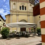 L'Inedito Vigin Mudest - テラス席に座る