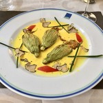 L'Inedito Vigin Mudest - Fiori di zucchino ripieni di seirass ed erbette su salsa allo zafferano これは揚げたのではなくオーブンで焼いた花ズッキーニをサフランで香りをつけたソースに浸して食べる。もの凄くおいしい！！！