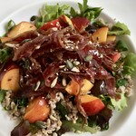 L'Inedito Vigin Mudest - Insalata Roerina Roero peaches  牛の干し肉、シーズ、そしてRoeroのピーチが使われている。おいしい！！！