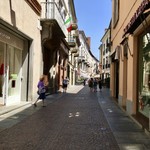 L'Inedito Vigin Mudest - Albaのメインストリート