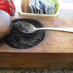 Napua at Mauna Lani Beach Club - テーブルの黒塩