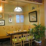 魚正 - テーブル席です