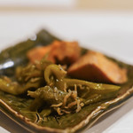 うを徳 - "煮物（にもの）"、伏見蕃椒（ふしみたうがらし）＋縠雜魚（ちりめんざこ）