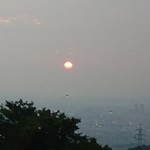 The View - 窓からの夕日、肉眼ではもっと赤く見えました